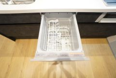 食事の後の手間を解消する食器洗い乾燥機付。冬場の洗い物で手荒れの悩みもなくなります。手洗いよりも節約できて便利。