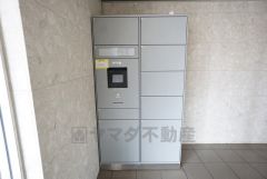 宅配ボックス付き。お仕事中や外出中などの不在時にも荷物が受け取れるのはとっても便利ですね＾＾セキュリティ面でも安心です＾＾