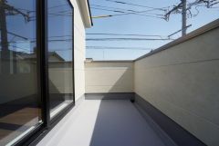 陽当たりの良いバルコニーです。お洗濯やお布団干しはもちろん、日光浴スペースにも。足元は防水工事施工済です。
