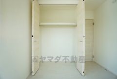 収納量たっぷりのクローゼット付です。ハンガーパイプ付で散らかりがちな洋服類もきれいに整理できます。