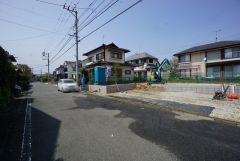 前面道路は南側約6.1ｍの公道に面しています。 前面道路が広いので駐車も楽々できそうですね＾＾ 