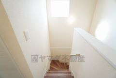 お子様も高齢の方も安心して上り下りができる手摺がついた安心設計です。 階段には小窓を配置しました。日中でも暗くなりがちな階段下が明るくなり安全ですね。