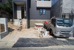 駐車スペースはゆとりある2台分を確保。マイカー用に、お客さま用に、余裕を持ってご利用いただけます。