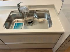 大きなお鍋も楽々洗える幅の広いシンクです＾＾ステンレスシンクなので簡単にお掃除できますよ。洗剤やスポンジもすっきりできる収納付き。