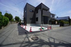 角地なので、開放感が得られます。 また、日差しが入りやすく、家の奥まで明るくなるの が嬉しいポイントです。前面道路は南側約4ｍ、北西側約3.3ｍの公道に面しています。