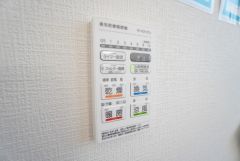 雨の日の洗濯も安心できる浴室暖房乾燥機付き浴室。リモコンで操作もボタン1つで簡単。