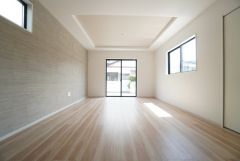 大きな窓のあるリビングは、陽光あふれる明るい空間です。居心地良く、ご家族皆がゆったり寛げる憩いの空間となりそうです。