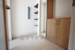 土間収納に加え、シューズボックス付き。 姿見付きでお出かけ前のチェック＾＾