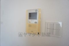 防犯はもちろん、セールスマン対策にもなるモニター付きインターホンです。 来訪者の顔が見えるので安心ですね＾＾
