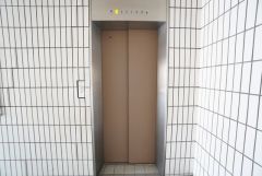 エレベーター完備で、毎日の移動もスムーズ。重い荷物やベビーカーの利用も安心です。買い物帰りなどに、上階でもラクに移動できますね＾＾