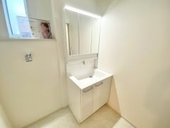 三面鏡裏収納付き洗面化粧台です＾＾ 歯磨きセットやスキンケア用品などの収納に便利ですね。