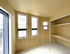 複数の窓から光が差し込む明るい居室。風通しも良く、心地よい空間が広がります。収納スペースも備えており、寝室や書斎、子ども部屋など多用途に活用できる使い勝手の良い一室です。