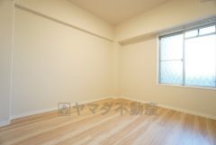 やわらかな自然光が差し込む、明るく心地よい居室。日当たりがよく、子供部屋としての利用もおすすめ。