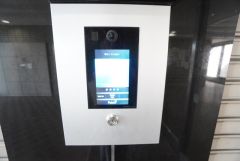 オートロックは、外部の人が自由に建物内に出入りできないため、不審者の侵入防止効果があります。