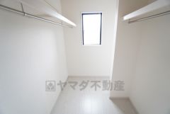 収納力豊富なウォークインクローゼット付き。洋服や小物などを1箇所にまとめて美しい収納を実現します。