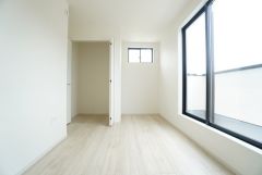 主寝室としてお使いいただけそうなこちらのお部屋は、日当たりが良く、爽やかな風を感じて起きる朝は、快適生活の始まりに。
