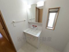 三面鏡裏収納付き洗面化粧台です＾＾ 歯磨きセットやスキンケア用品などの収納に便利ですね。ランドリースペース上部には窓も付いており換気に便利です＾＾ 