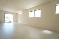 大きな窓のあるリビングは、陽光あふれる明るい空間です。居心地良く、ご家族皆がゆったり寛げる憩いの空間となりそうです。