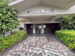 スロープが設置されており、お子様やご高齢の方の転倒を防ぐことが出来ます。手入れの施された植込が迎えてくれるエントランスです。