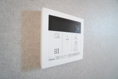 キッチン横からお湯張り、追い炊き、足し湯がボタン一つで楽々操作できる給湯機リモコンです。忙しい夕飯準備の時間帯に重宝しますね。