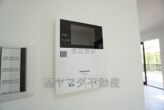 防犯はもちろん、セールスマン対策にもなるモニター付きインターホンです。お子さん1人での留守番時にも活躍しそうです。