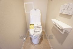 ウォシュレット、暖房便座、節電・節水機能など、使い勝手のよい高機能トイレです。上部に収納棚付き。