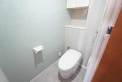 ウォシュレット、暖房便座、節電・節水機能など、使い勝手のよい高機能トイレです。 上部には収納棚が付いています＾＾淡いカラーのアクセントクロスで爽やかな空間＾＾ 