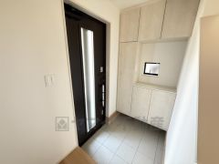 採光も考えられた明るい玄関です。たっぷり収納できるシューズボックス付きなので、家族全員の靴がきれいに整頓できます。