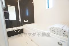 1日の疲れを癒すくつろぎのバスルーム。足を伸ばしてもゆったりと入れるサイズです。お子様と一緒にお風呂に入っても狭くないですね＾＾
