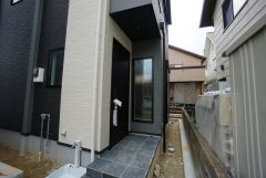 家の顔となる玄関扉がかっこいいと、たくさんの人を招き入れたくなりますね＾＾奥まって設置されており、雨にも濡れにくくなっています。