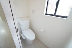 温水洗浄機付トイレです。節水機能もあるので、安心して使えますね。もちろん、1階2階の2ヶ所にトイレがあるので、忙しい朝にもゆとりができますね。
