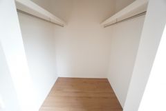 寝室にはハンガーパイプ付きのウォークインクローゼット＆可動棚が設けられています。たっぷり収納できるので衣替えの心配もいりませんね＾＾