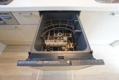 炊事時間を大幅に短縮できる食器洗浄乾燥機付き＾＾食器を洗う手間が減るので家族とのコミュニケーションの時間や自分の時間が増えますね。