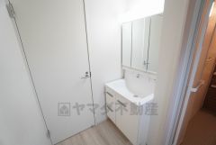 三面鏡裏収納付き洗面化粧台です＾＾ 歯磨きセットやスキンケア用品などの収納に便利ですね。