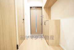 玄関扉にスリットのある明るい玄関です＾＾ ステキな玄関で帰ってくるのが楽しみになりそうですね＾＾