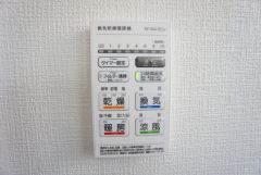 浴室暖房乾燥機には、暖房、乾燥、涼風、換気の4つの機能が付いています。タイマー付きです。換気・雨の日の洗濯も安心です＾＾