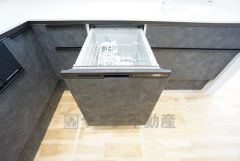 炊事時間を大幅に短縮できる食器洗浄乾燥機付き＾＾食器を洗う手間が減るので家族とのコミュニケーションの時間や自分の時間が増えますね。