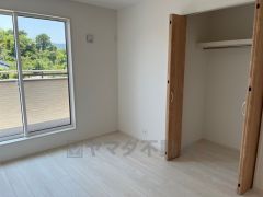 バルコニーに面した約6帖の洋室です。大きな窓から陽が差し込む明るいお部屋です。