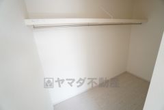 洋室にはハンガーパイプ付きのウォークインクローゼットが設けられています。たっぷり収納できるので衣替えの心配もいりませんね＾＾