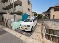 駐車スペースはゆとりある2台分を確保。マイカー用に、お客さま用に、余裕を持ってご利用いただけます＾＾