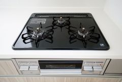 同仕様写真。同時にたくさんの料理が調理できる3口コンロ。長時間熱を通しておきたい煮込み料理を作りながら、炒め物など同時進行で進められます。