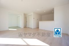 17.5帖。家族が集まる開放的なリビング。思い思いの時間を過ごしたり食事をしたり、素敵な団らんの場になりますね。