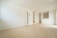 対面式キッチンを中心としたリビングダイニング。約18帖の空間になります。