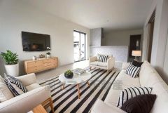 18帖。家族が集まる開放的なリビング。思い思いの時間を過ごしたり食事をしたり、素敵な団らんの場になりますね。