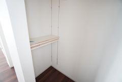 キッチン横にはパントリー付き。長期保存ができるもの、調理器具、防災グッズを入れておくのもいいですね。