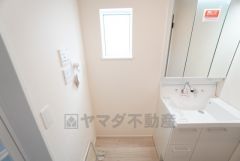 ランドリースペース上部には窓も付いており換気に便利です＾＾