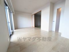 大きな掃き出し窓のあるリビングは、陽光あふれる明るい空間です。ゆったりと寛げる憩いの場となりそうです。 