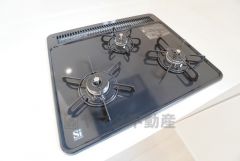 3種類の料理が同時に調理できる、3口ガスコンロ。忙しい夕食の支度時間が短縮できて効率よくお料理が楽しめます。
