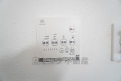 浴室暖房乾燥機には、暖房、乾燥、涼風、換気の4つの機能が付いています。タイマー付きです。換気・雨の日の洗濯も安心です＾＾