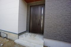 家の顔となる玄関はデザインクロスを使用しおしゃれに仕上げました＾＾